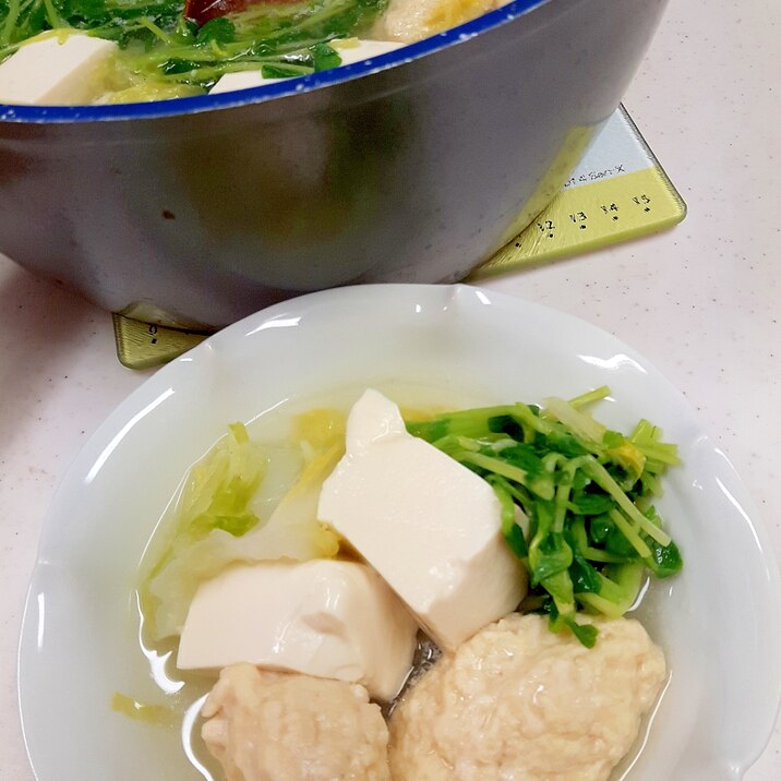 簡単ヘルシー(^^)豆苗と鶏つくねの塩麹鍋♪